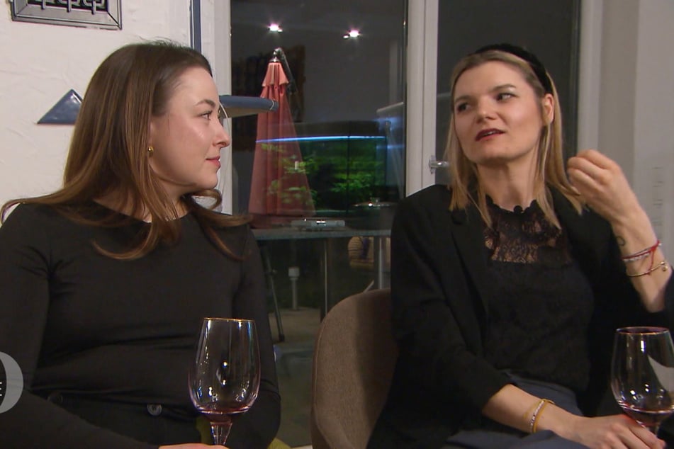 Liana (27) und Joan (33) merken Verbesserungsvorschläge an.
