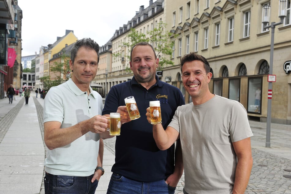 Sven Hertwig (54) Braumeister Nils Voigtmann (39) und Henrik Bonesky (47) freuen sich auf den Brauereimarkt.