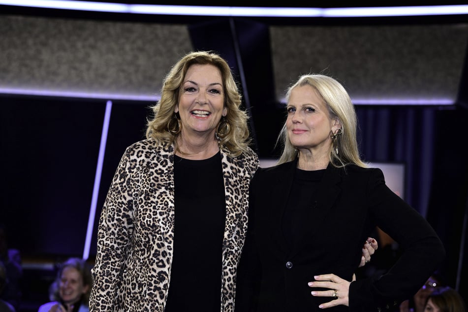 Moderiert wird die "NDR Talk Show" am Freitagabend von Bettina Tietjen (66, l.) und Barbara Schöneberger (52).