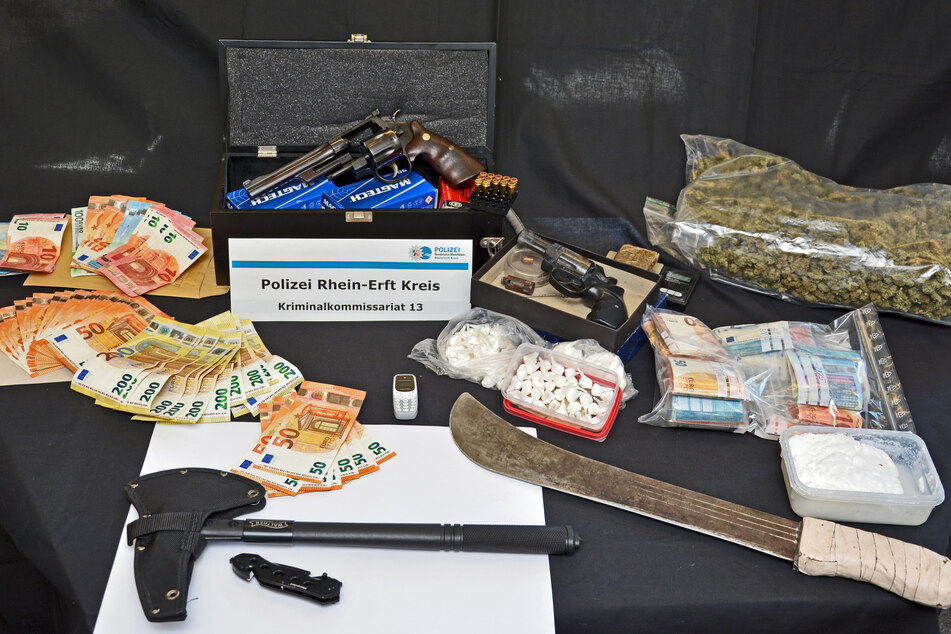 Bei Durchsuchungen in mehreren NRW-Städten haben Polizisten Waffen, Drogen und Bargeld sichergestellt.