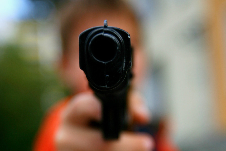 Junge (12) mit Softair-Pistole verletzt: Täter entkommen unbekannt
