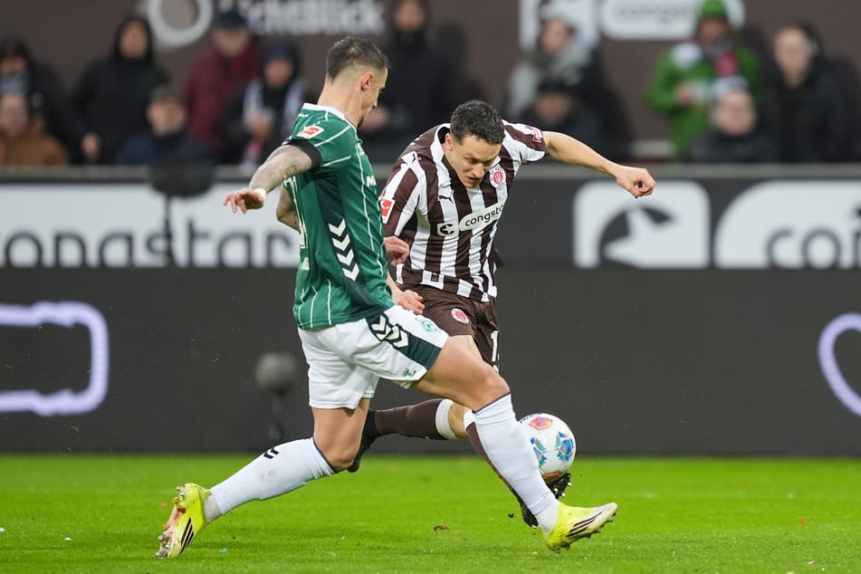 Martijn Kaars (26, r) hat derzeit einen schweren Stand im Offensivspiel des FC St. Pauli.