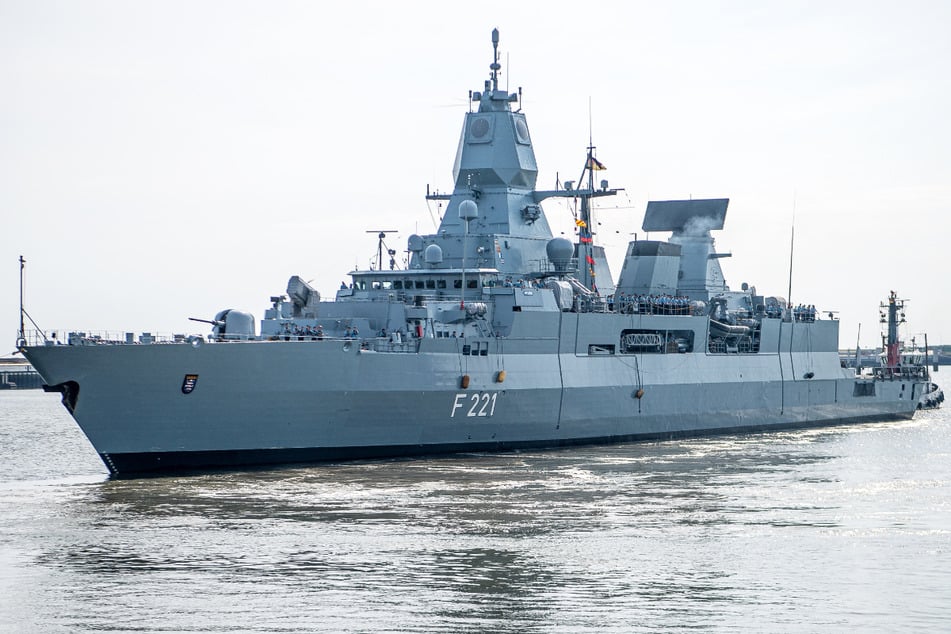 Kriegsschiff vor dem Auslaufen: Bundeswehr-Einsatz gegen die Huthi?