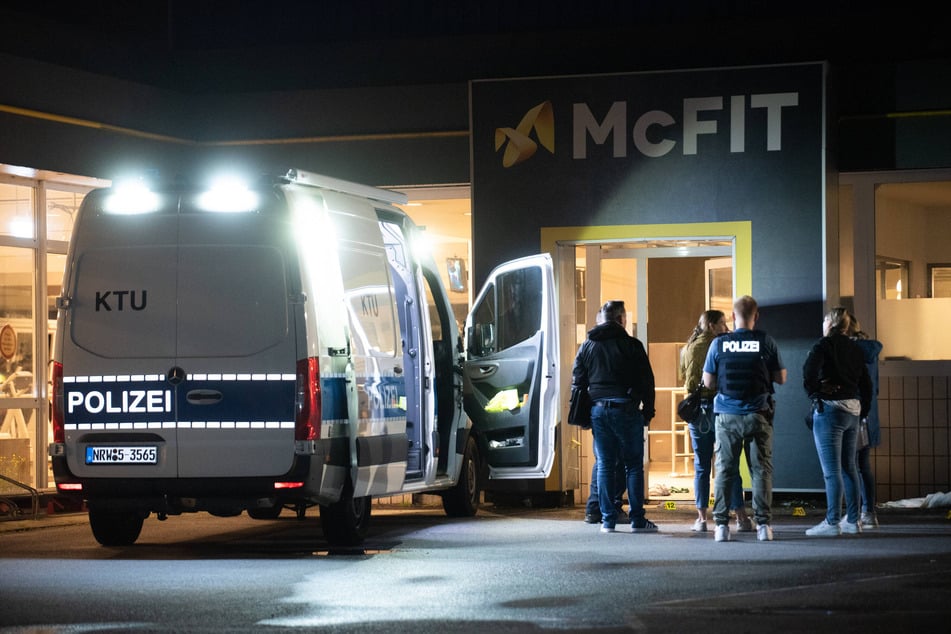 Polizeieinsatz in Dortmund: Im Eingang dieses McFITS wurde am Donnerstag ein Mann verletzt.