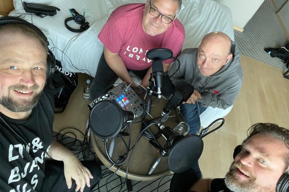 Elton nimmt mit seinem Björn Hansen (links) und Nils Eppmann (rechts) einen Podcast auf "Elton-Abend".  Als Gast "Wer weiß?"-Kollege Bernhard Hocker (52).