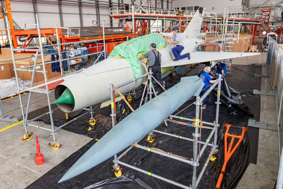 In Halle 222 wird eine erhalten gebliebene MiG-21 für ihre neue Lackierung vorbereitet.