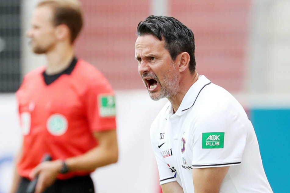 Aues Coach Dirk Schuster war auch in Regensburg engagiert an der Linie und trieb seine Truppe bis zum Schluss an.