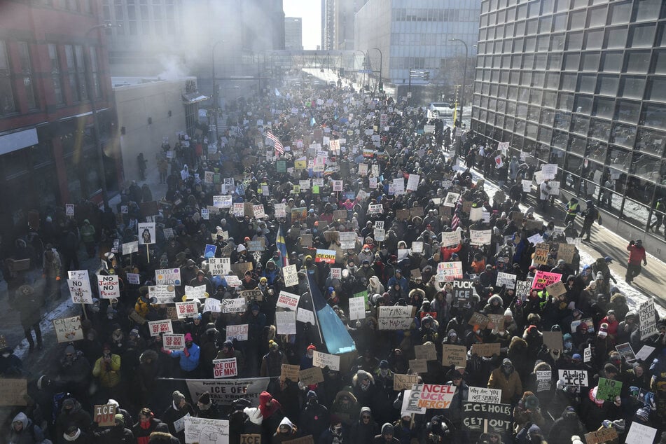 Tens of thousands have protested in Minneapolis against the occupation by immigration agents ordered by President Donald Trump.