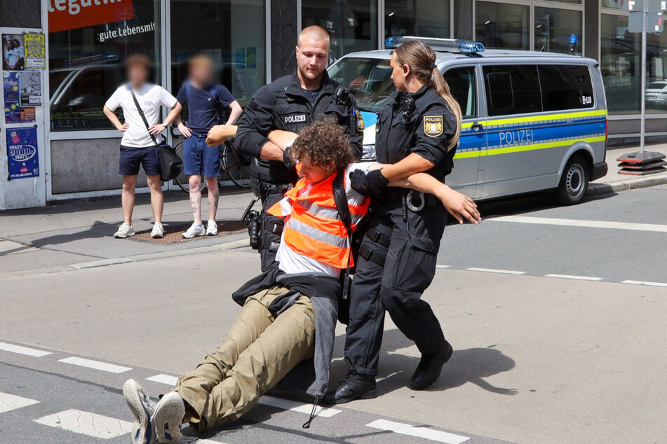 Rund 15 Aktivisten haben am Samstagmittag gegen 12 Uhr den Verkehr in der Augsburger Karlstraße lahmgelegt.