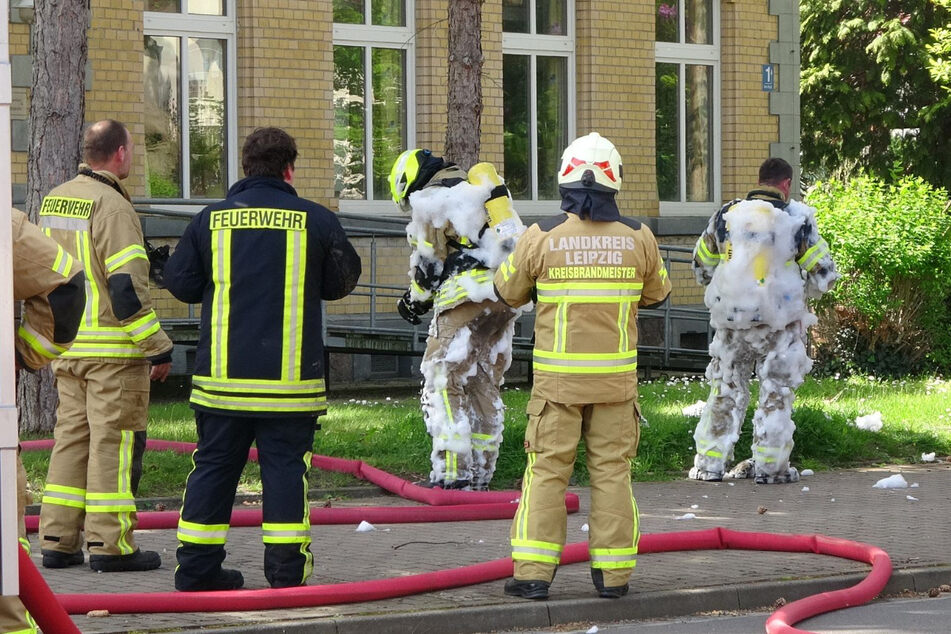 Kellerbrand in Neukieritzsch: Jugendliche (17) per Drehleiter gerettet
