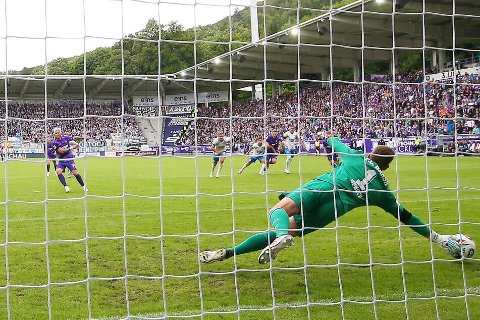Die Szene des Spiels: Marvin Stefaniak (30, h.) scheiterte mit seinem Elfmeter am stark parierenden Hansa-Keeper Benjamin Uphoff (31). Daher blieb es vor ausverkauftem Haus torlos.