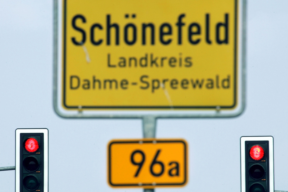 Das Ortsschild zeigt, wo die Gemeinde Schönefeld in Brandenburg beginnt.
