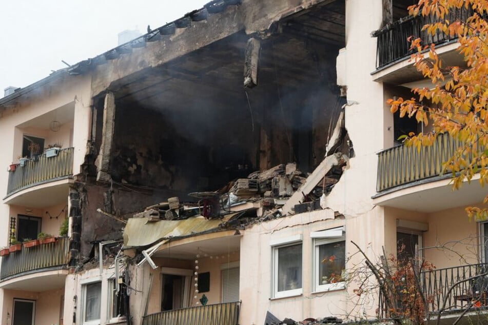 Explosion in Mehrfamilienhaus! Zwei Menschen in Trümmern vermisst