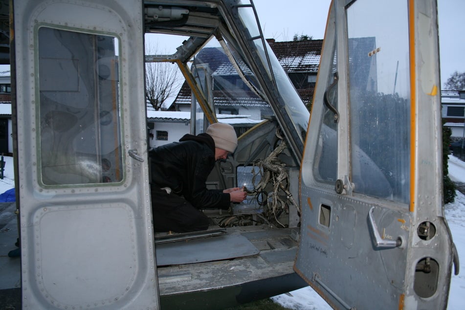 Der Schüler Jan Mießner unterstützt die Sanitäterin bei ihrem Projekt.