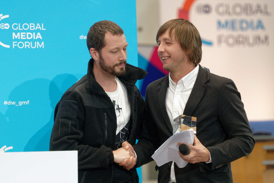 Mstyslav Chernov (36, l.) und Evgeniy Maloletka (35) nehmen den Freiheitspreis der Deutschen Welle (DW) in Bonn entgegen.