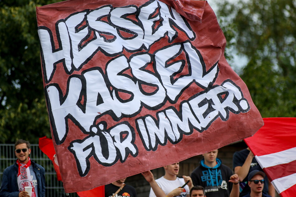 Leidtragende der Attacke waren 43 Fans des KSV Hessen Kassel, die auf einem Parkplatz an der A5 Halt gemacht hatten. (Symbolfoto)