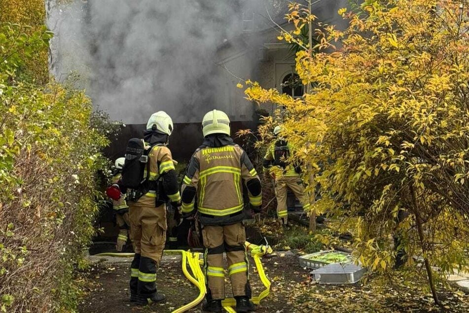Dichter Rauch dringt aus den Kellerräumen.