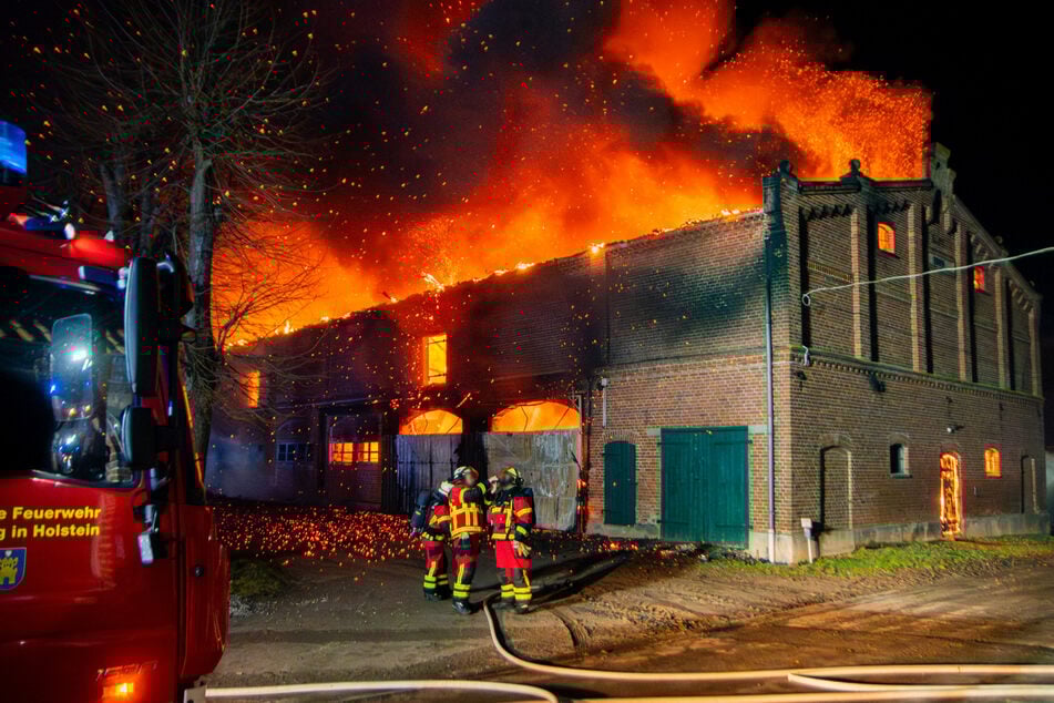 Großbrand auf Bauernhof: Scheune steht komplett in Flammen