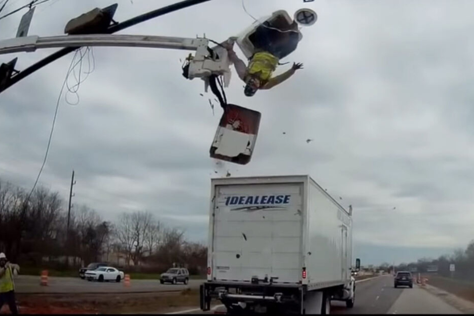 Der Bauarbeiter wurde von dem Lkw erwischt.