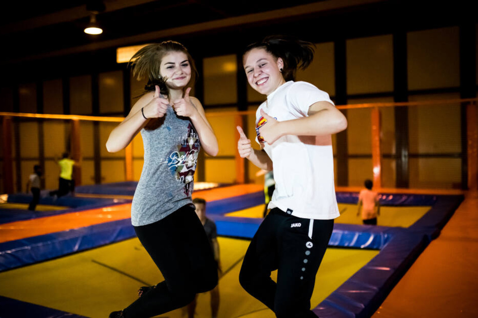 Mädchen, Mädchen! Große Sprünge zu machen ist auf dem Trampolin kein Problem.