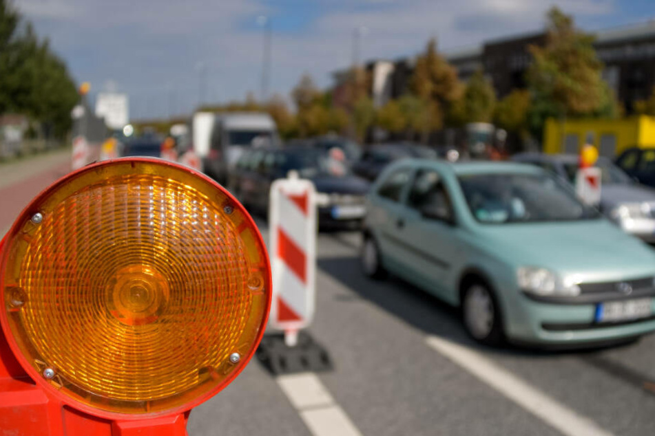 Aufgrund der Sperrung ist rund um Hamburg mit viel Verkehr zu rechnen. (Archivbild)