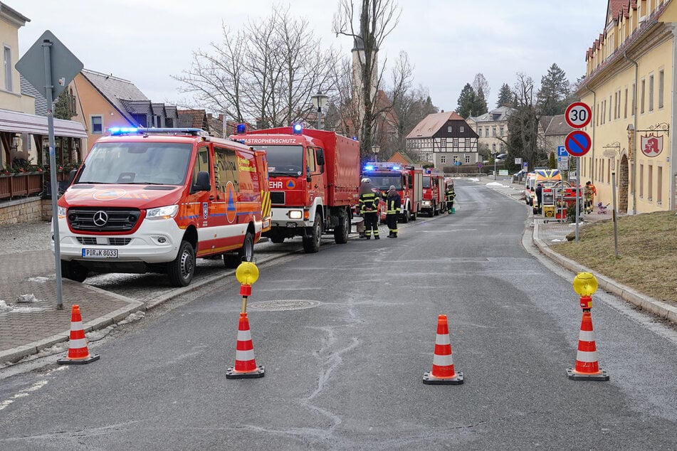 Mehrere Feuerwehrfahrzeuge rückten zum Einsatzort aus.