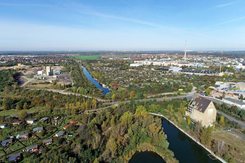 Der Elster-Saale-Kanal ist etwa 20 Kilometer lang von der Saale zum Leipziger Stadthafen Lindenau und von dort zum Wasserrevier südlich von Leipzig.