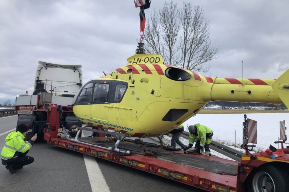 Ein spezieller Kran musste den Hubschrauber vom Anhänger heben.