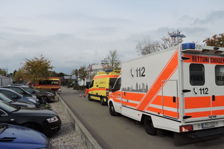 Auch der Rettungsdienst ist zur Absicherung vor Ort.