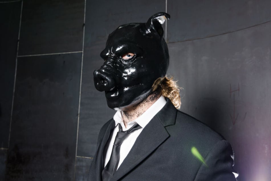 Mann mit Tiermaske (Symbolbild)