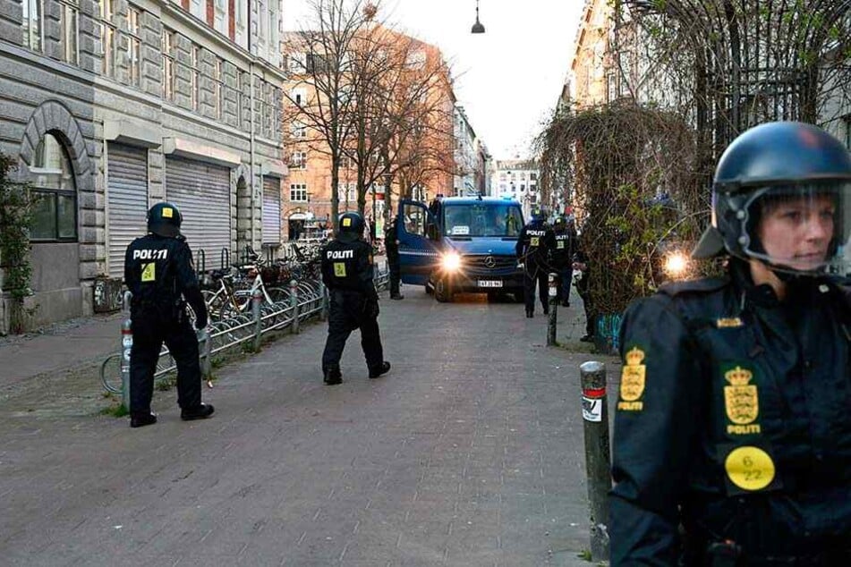 Dänische Polizisten patrouillieren nach den Krawallen gegen eine islamfeindliche Demonstration in Kopenhagen.