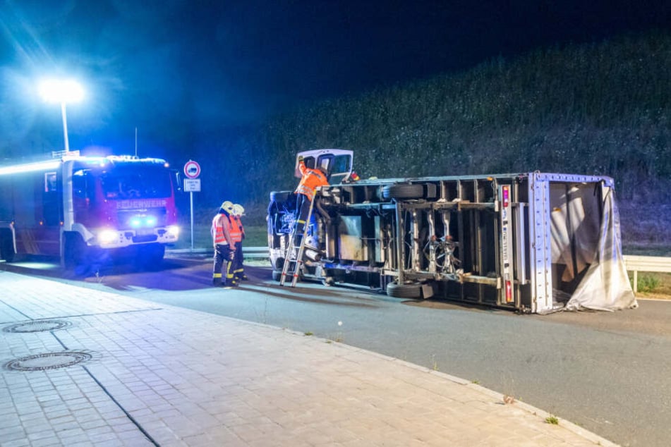 Der Laster blockierte die komplette Straße.