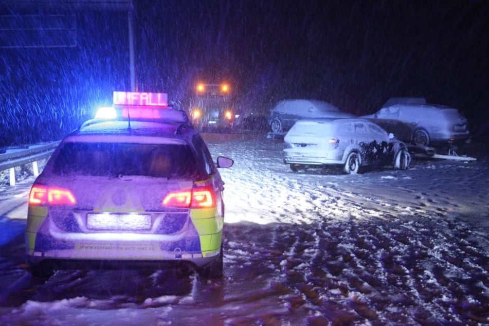 Mehrere Autos fuhren zwischen Nossen und Wilsdruff auf einen Autotransporter auf.