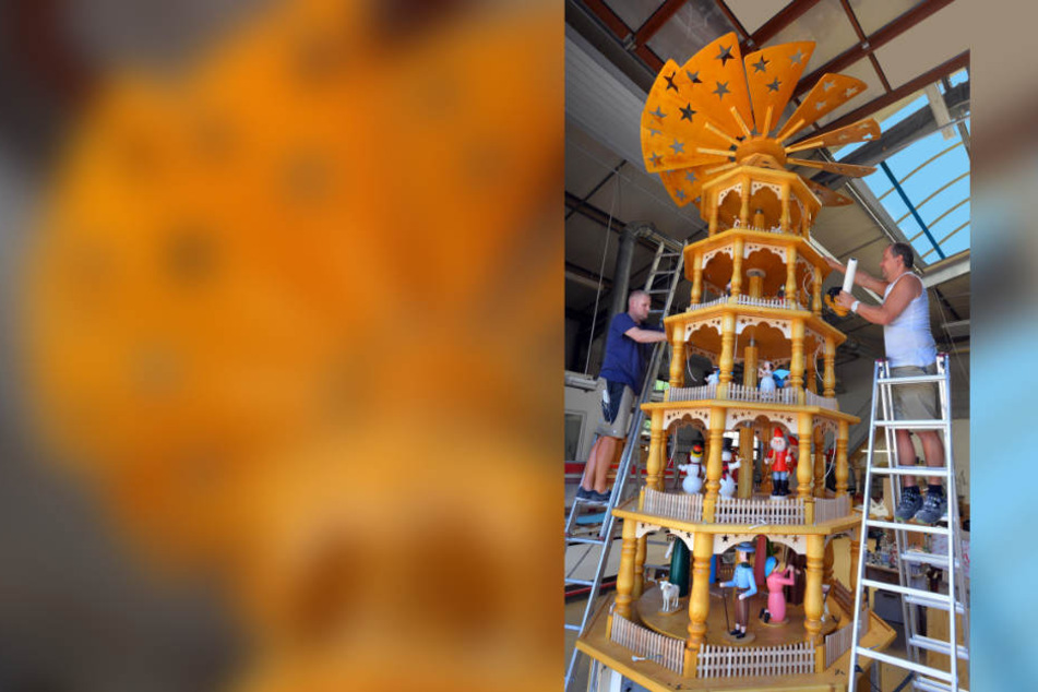 Letzte Handgriffe von Drechslermeister Matthias Schiebold (46, r.) und Tischler Tobias Fritzsch (38) am Weihnachtsmarkt-Klassiker. Die fünf Meter hohe Pyramide aus Mittelsachsen geht bald auf große Reise in die USA.