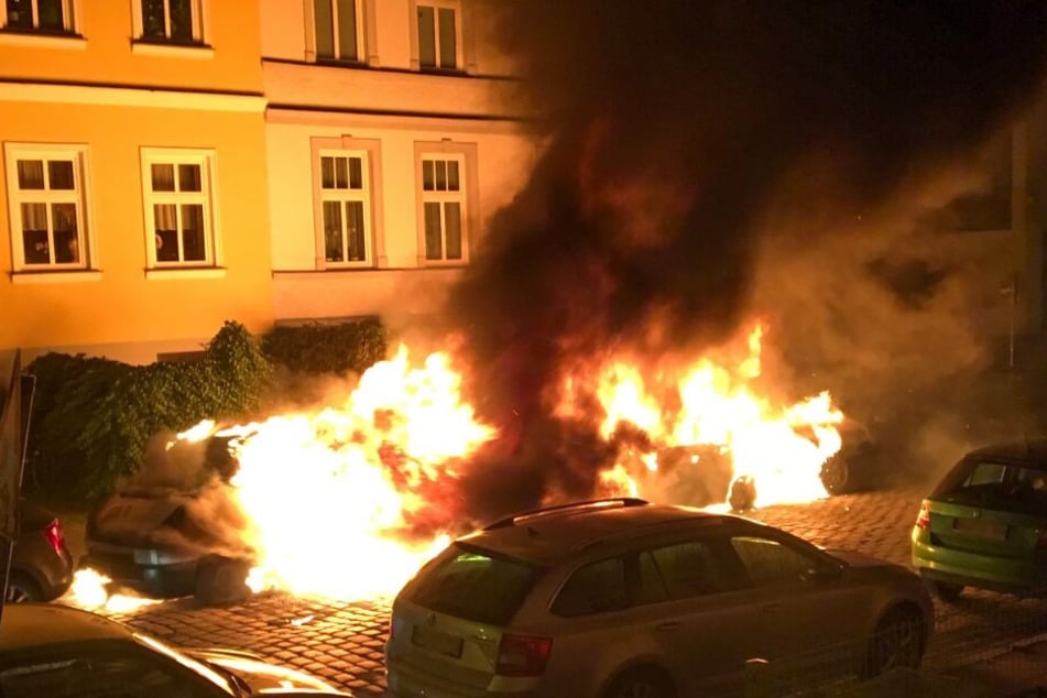 Drei Fahrzeuge brennen in einer Seitenstraße an der Unterwarnow.