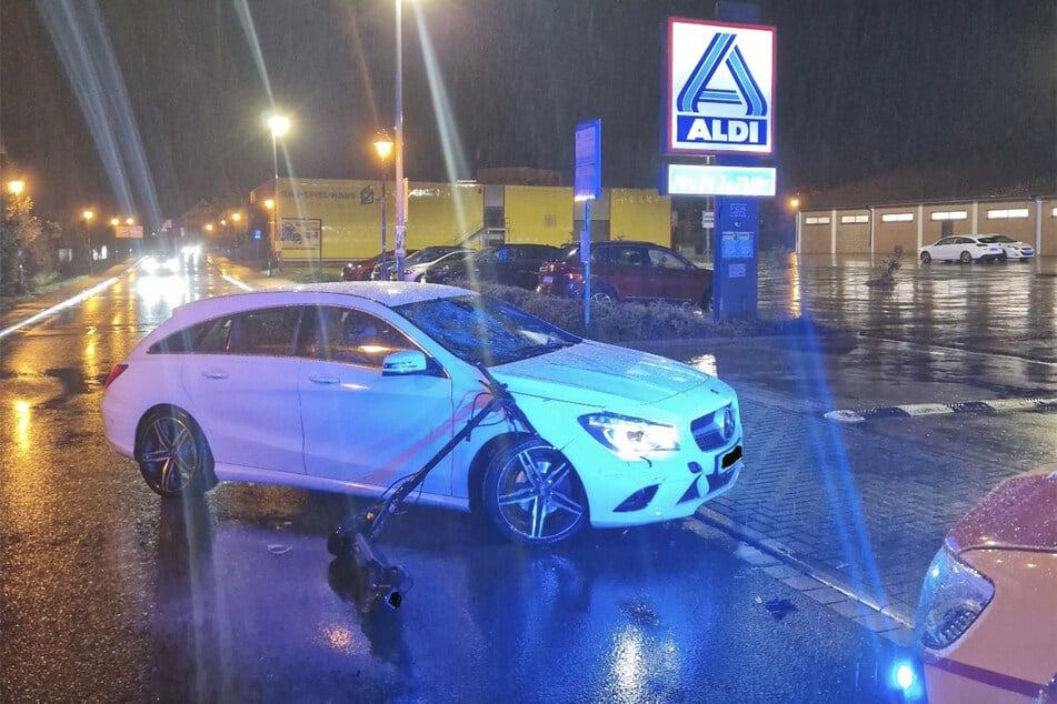 Der Mercedes-Fahrer übersah den jungen Mann beim Abbiegen.