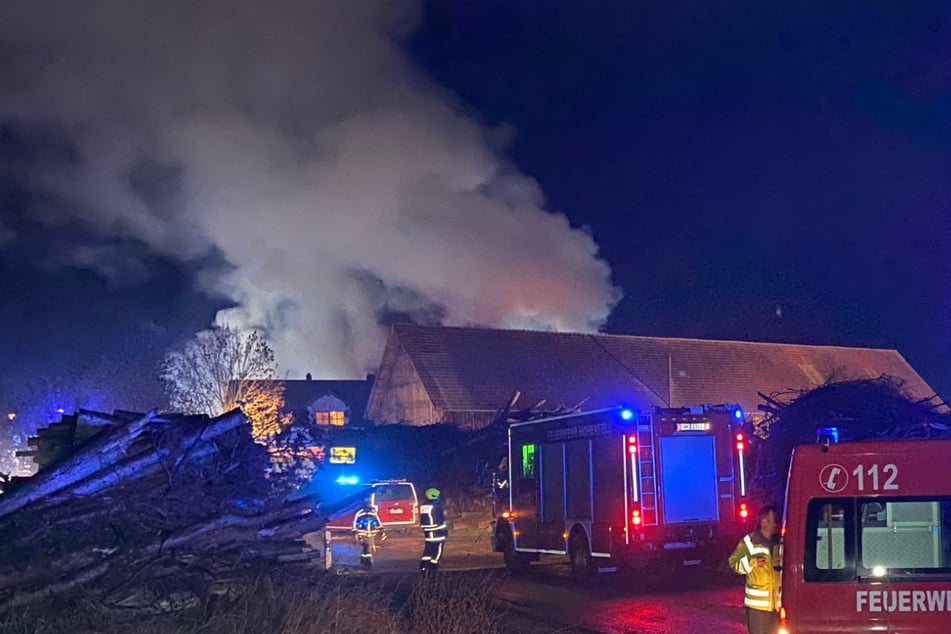 Bei dem Feuer im Ortsteil Machtlwies waren allein von Feuerwehr, THW und Rotem Kreuz etwa 370 Einsatzkräfte vor Ort.