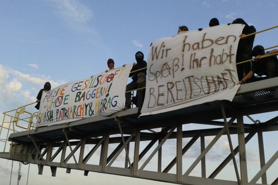Mit Transparenten positionierten sich die Aktivisten auf einem meterhohen Bagger.