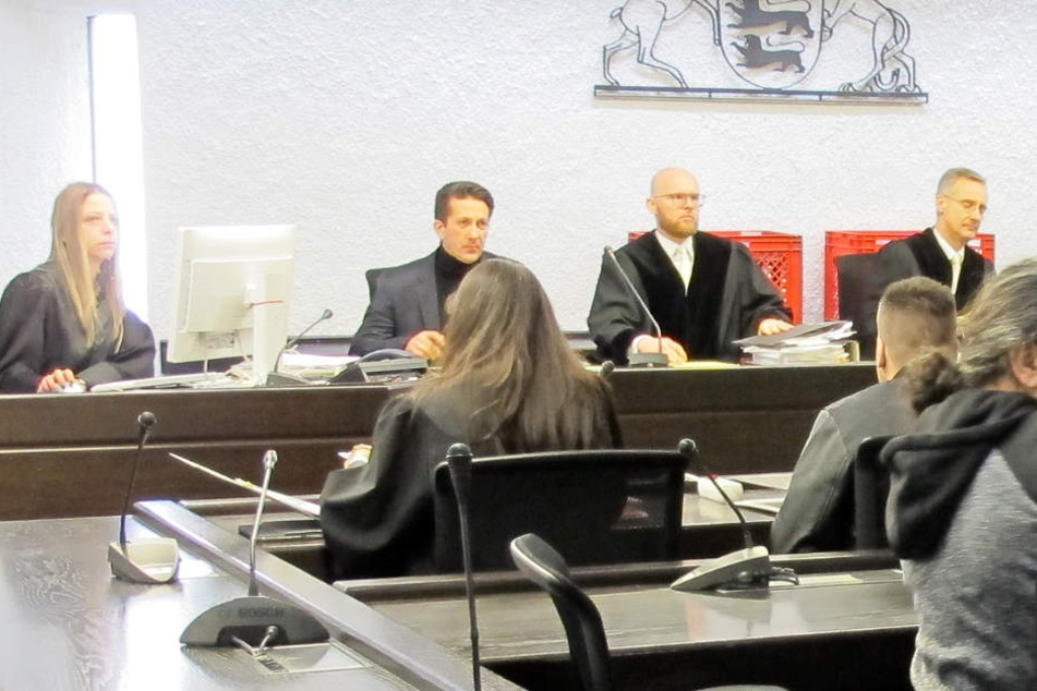 Der Hauptangeklagte (2.v.r.) sitzt im Gerichtssaal vor seinen Richtern.