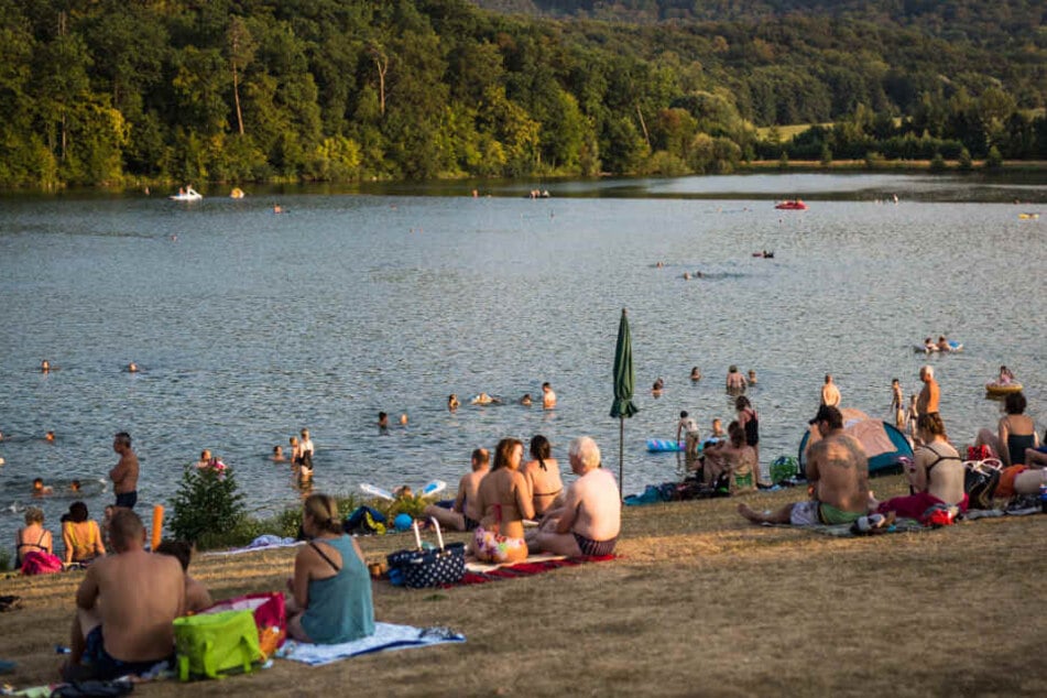 Die Dreijährige spielte mit anderen Kindern am See (Symbolfoto).