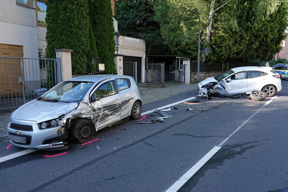 Am Montag stieß ein 53-jähriger Fahrer eines Ford Puma (r.) mit einem entgegenkommenden Chevrolet Aveo (Fahrer 83) zusammen.
