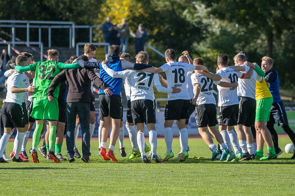 Die Bautzner Pokal-Helden hüpften nach dem Abpfiff überglücklich im Kreis.