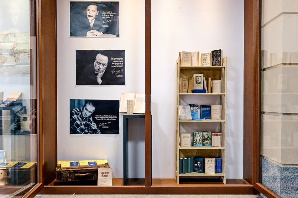 Viele Autoren waren gezwungen ins Exil zu gehen, darunter Stefan Zweig (o.), Franz Werfel (M.) und Carl Zuckmayer.