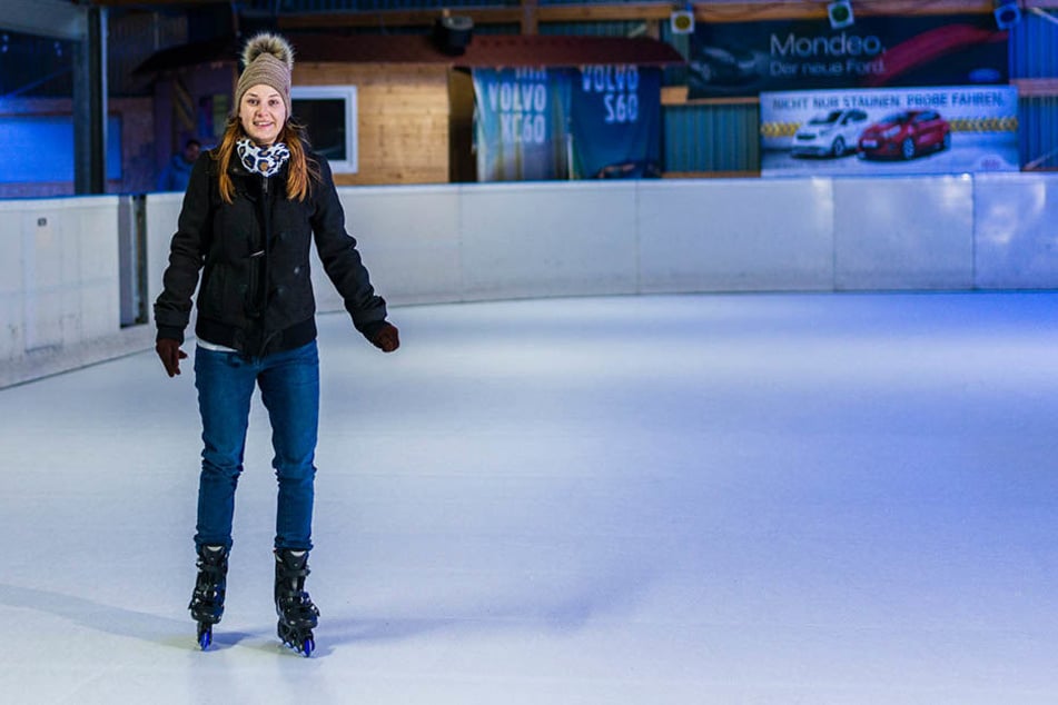 Eisbahn aus Kunststoff: Antonia John (20) rollt über die Elchbahn in Bautzen.