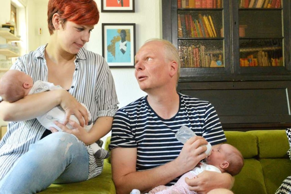Papa Jörg (48) gibt der kleinen, süße drei Wochen jungen Anna das 
Fläschchen.