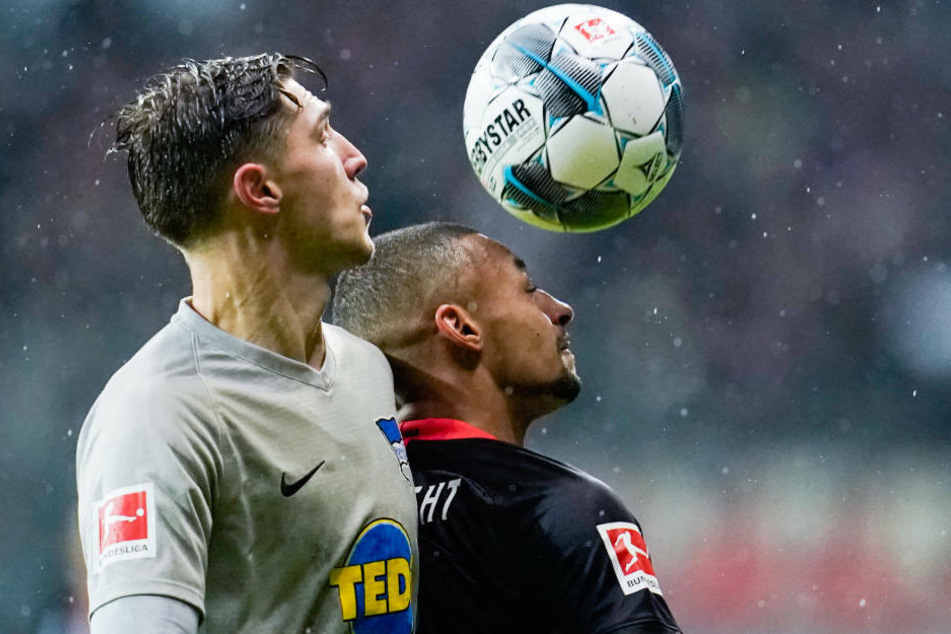 In der ersten Halbzeit ein intensives Spiel: Berlins Niklas Stark (l) und Frankfurts Djibril Sow kämpfen um den Ball