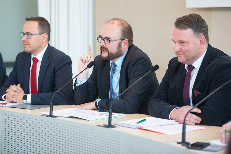 Stellten gestern die Nachbesserung des Lehrerpaketes vor: Bildungsminister Christian Piwarz (43, CDU) flankiert von den Fraktionschefs Dirk Panter (44, SPD, l.) und Christian Hartmann (44, CDU).