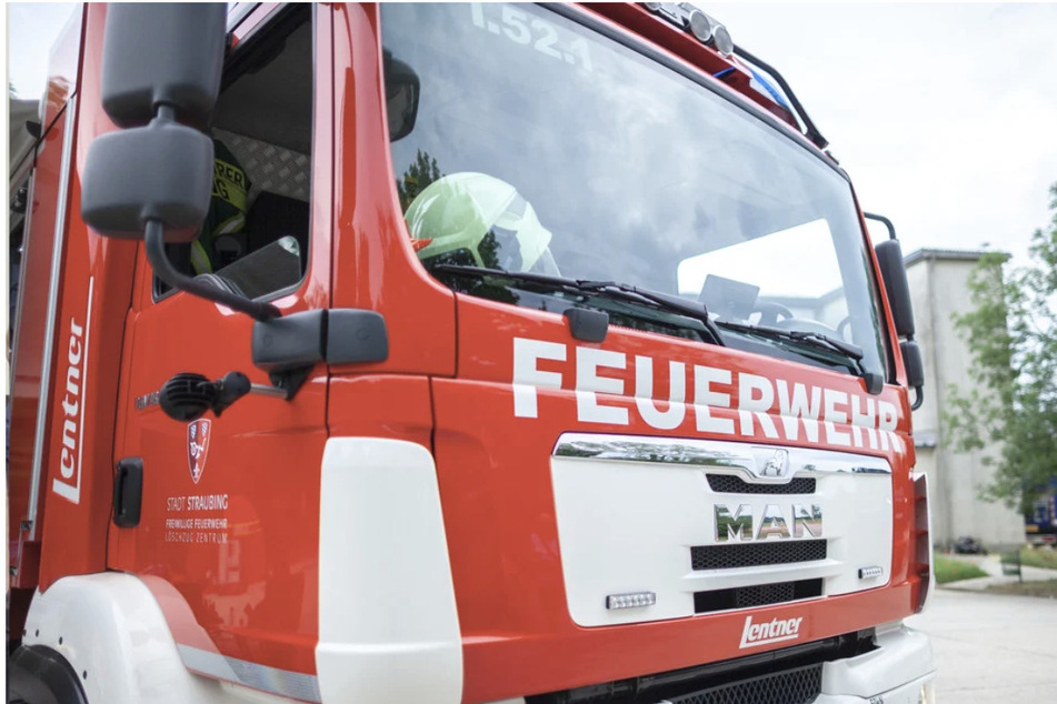 Die Feuerwehr rückte den Flammen im Keller des Mehrfamilienhauses zu Leibe. (Symbolbild)