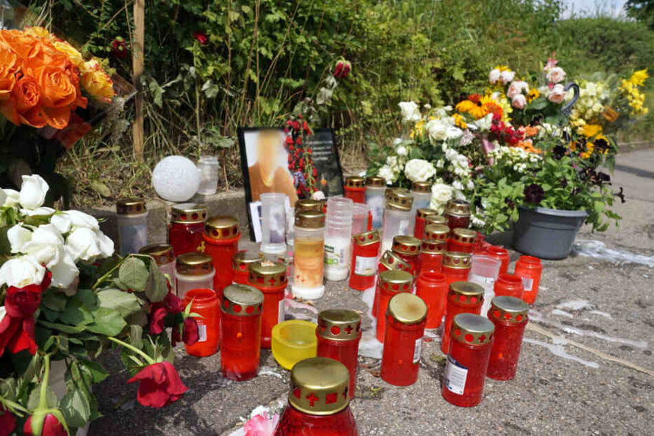 Blumen und Kerzen wurden am Tatort niedergelegt.