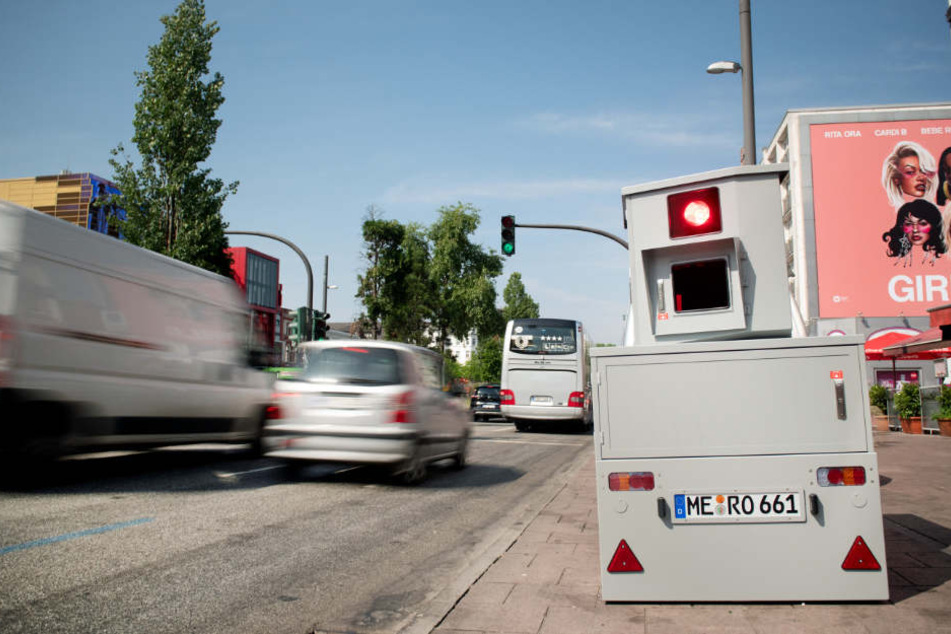 Die mobilen Blitzer auf Anhängern haben beim Test überzeugt (Archivbild).